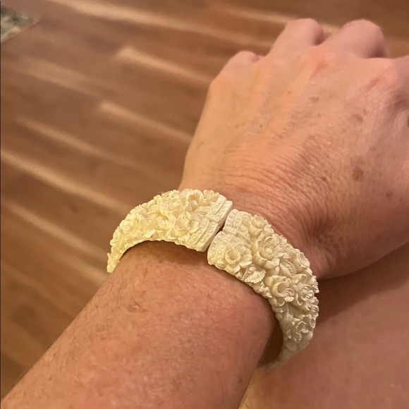 Vintage Floral Celluloid Cream Clamper Bracelet - Picture 4 of 8